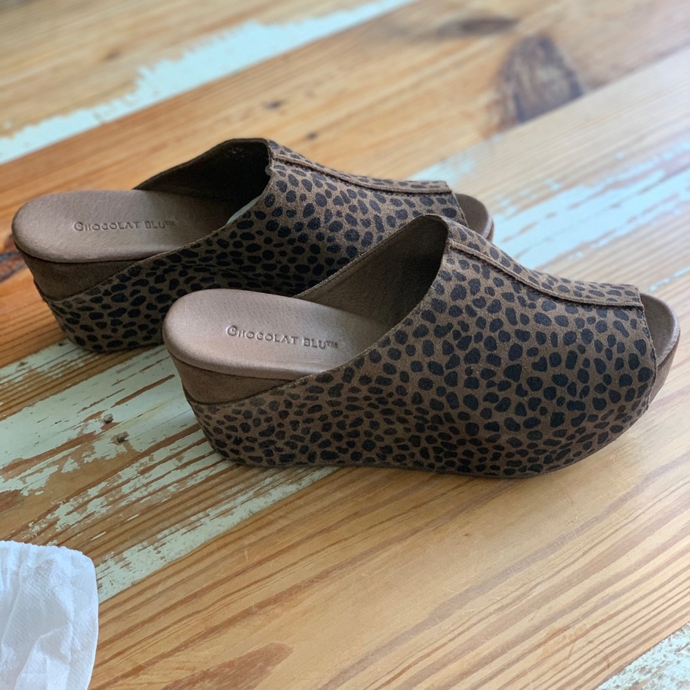Chocolat Blu Wyyn Peep Toe Wedge Sandal